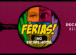 Fundo roxo com lupa em arte de HQ com personagens coloridos com o texto "Férias! no Escape Hotel"