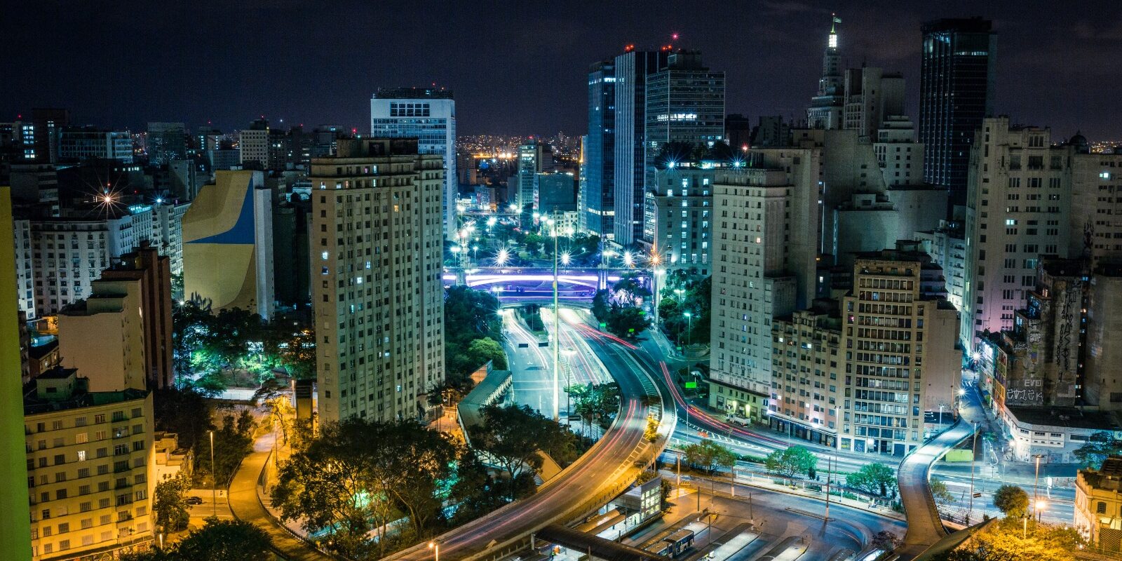 vanessa-bumbeers-117940-unsplash Cidade de São Paulo a noite com muitos prédios e luzes