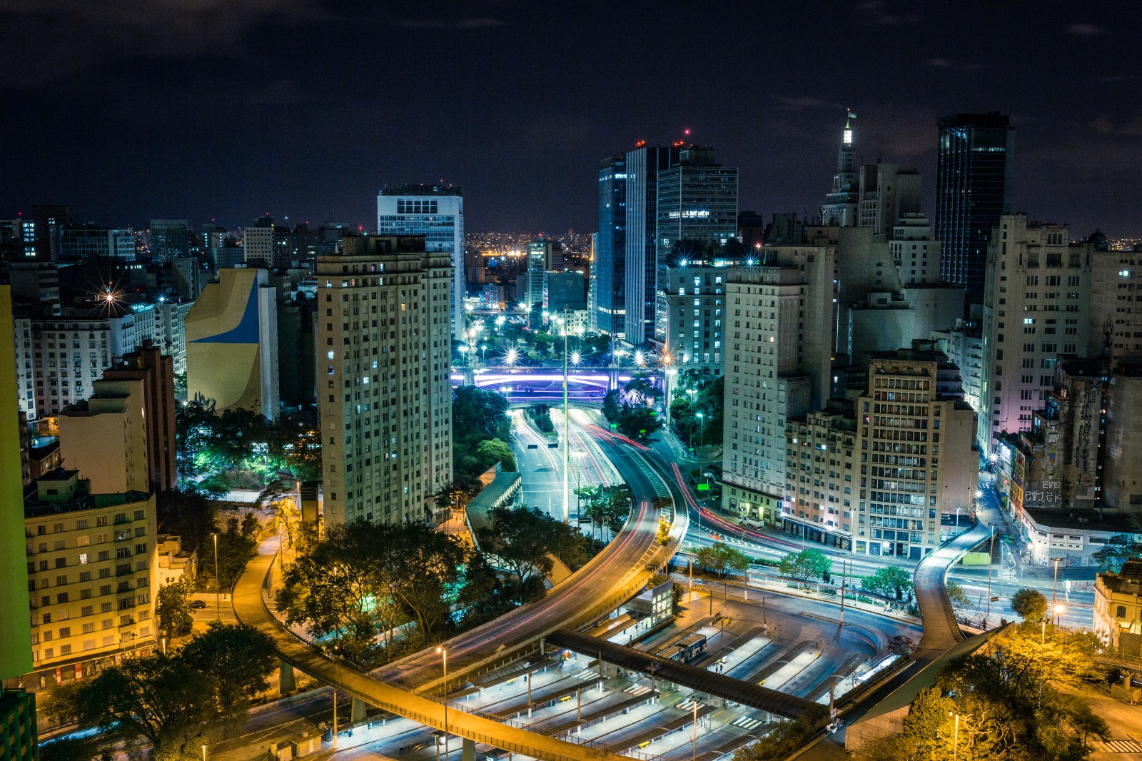 Cidade de São Paulo a noite com muitos prédios e luzes